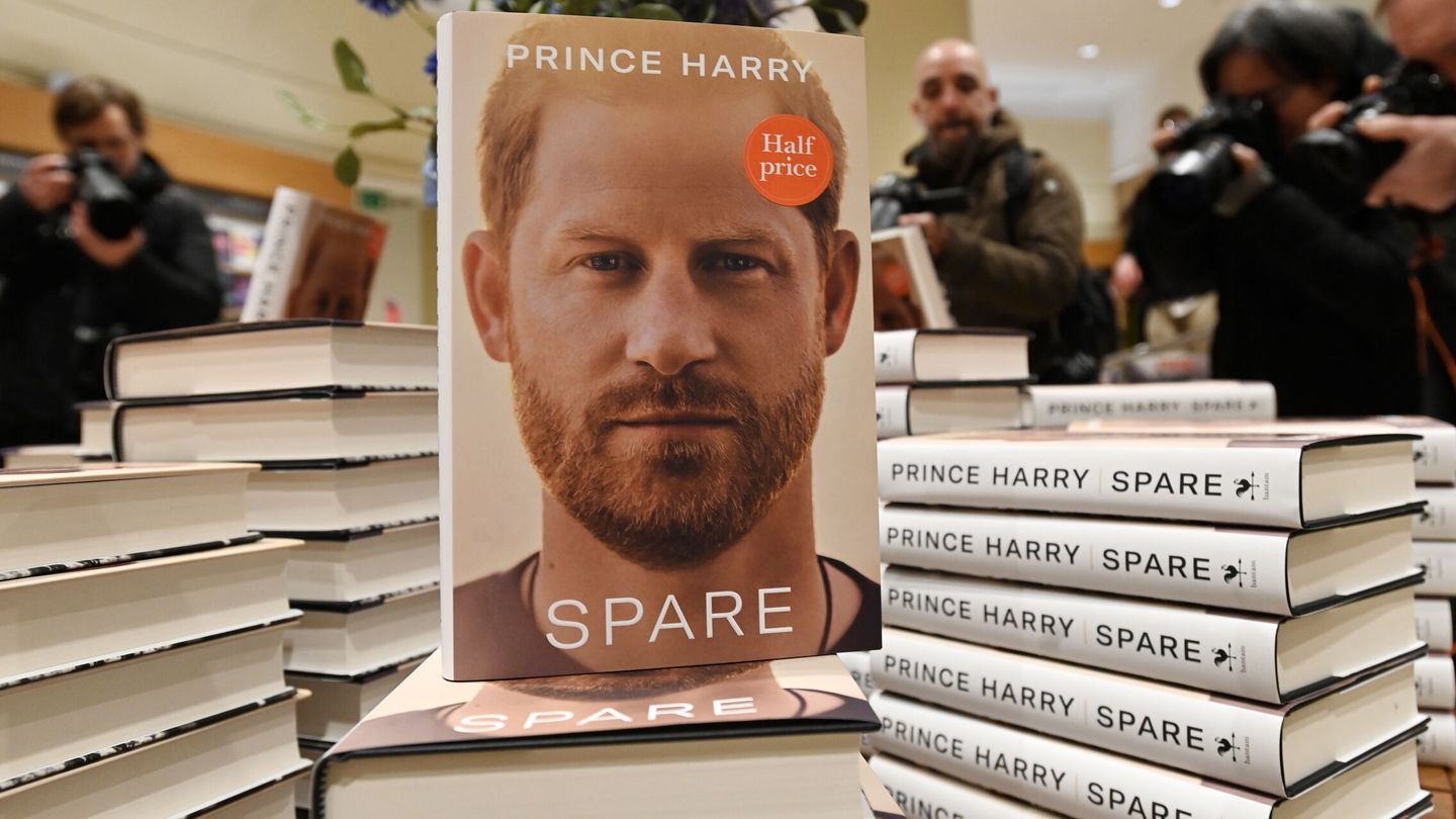 La muy esperada y controvertida biografía del príncipe Enrique de Inglaterra. (EFE/Andy Rain)
