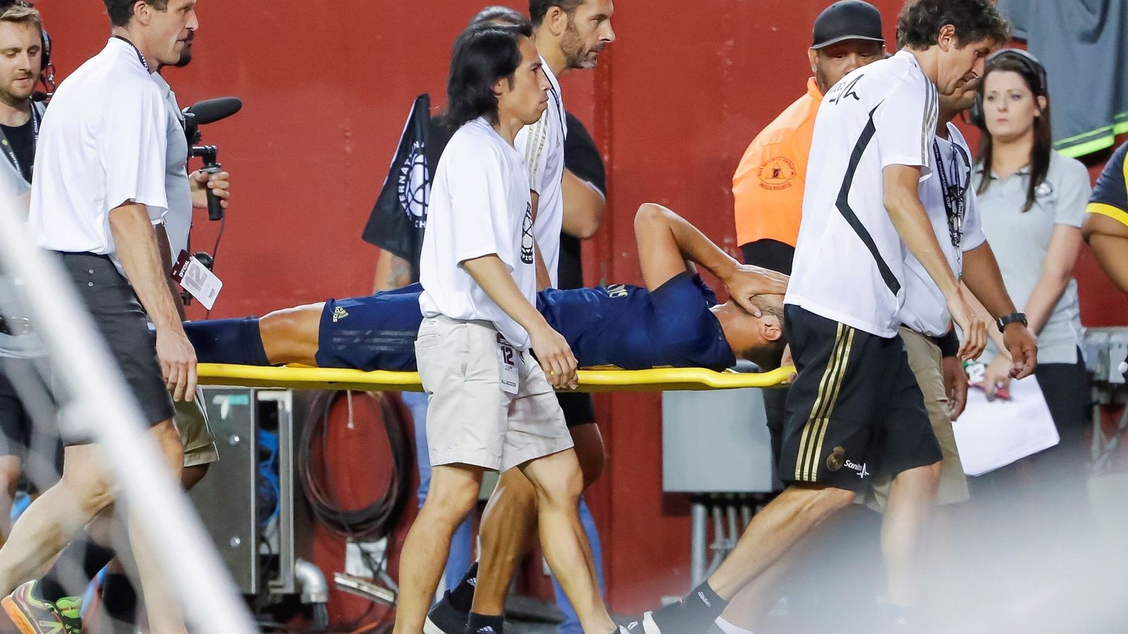 Foto: Marco Asensio se retira en camilla del estadio FedEx en Maryland tras caer lesionado. (Efe)