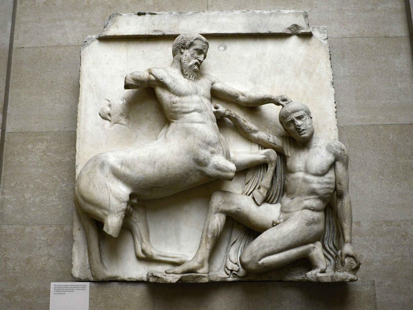 Batalla entre centauros y lapitas en uno de los mármoles que se exhiben en el Museo Británico. (Reuters)