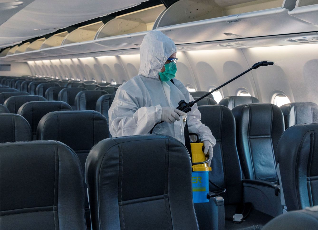 Un operario desinfecta la cabina de un avión. (EFE)