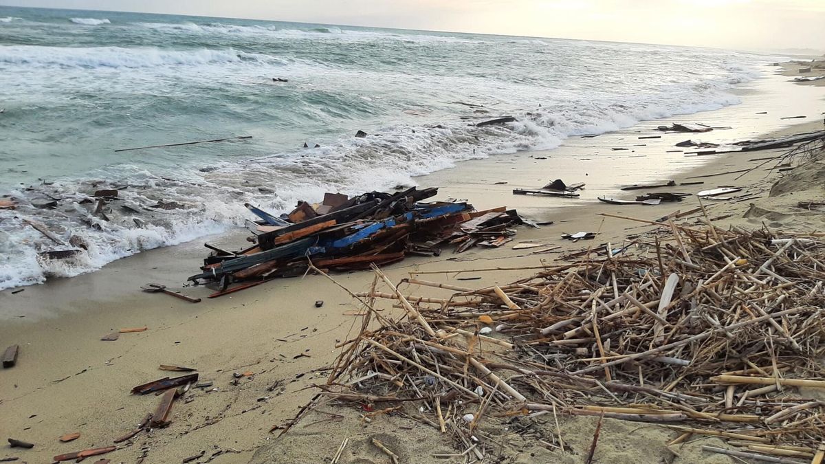 Ascienden a 64 los muertos rescatados tras el naufragio de una patera en la costa italiana