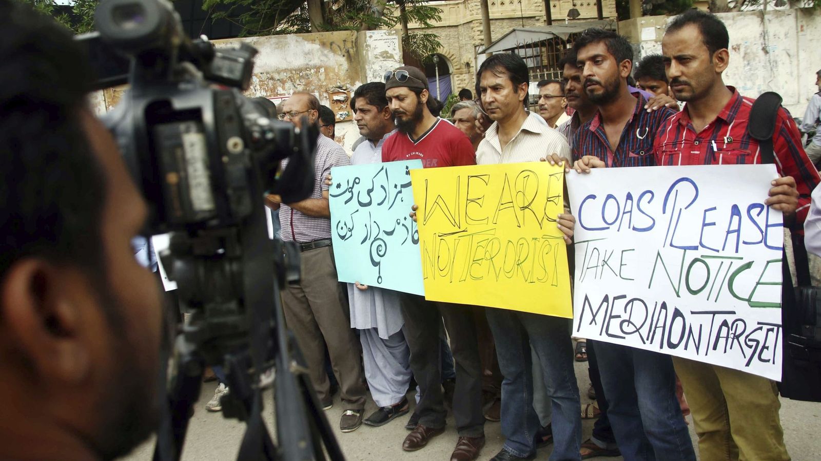 Foto: Manifestación en solidaridad por los muertos y los heridos en el ataque a un hospital de Pakistán. (EFE)