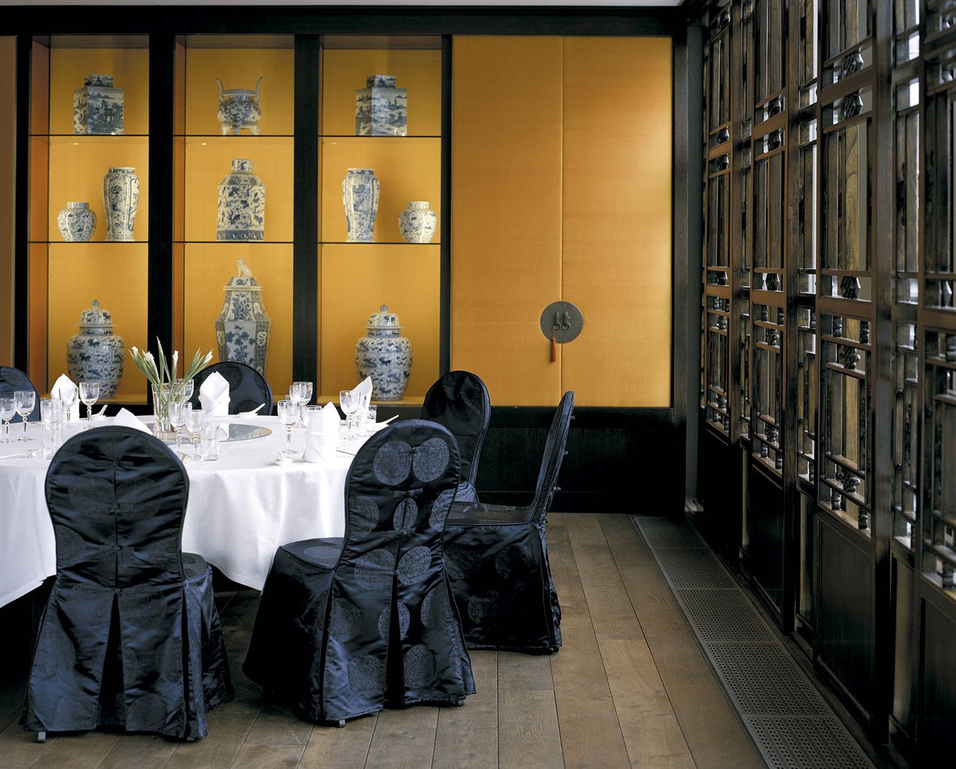 En la imagen, detalle del restaurante. Todo preparado para un banquete de lujo.