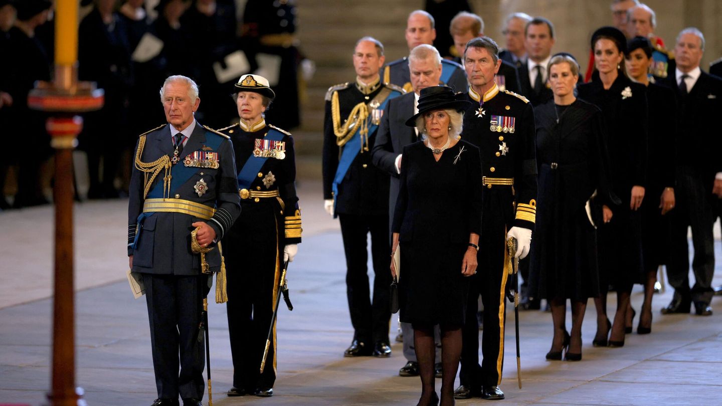La familia real, ante el féretro. (Reuters)