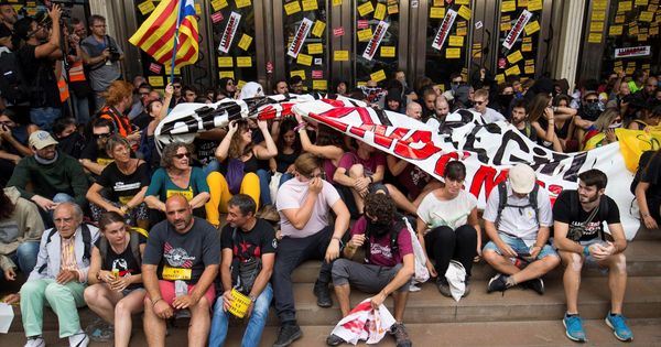 Foto: Centenares de activistas convocados por los CDR se manifiestan en el centro de Barcelona, este 1 de octubre. (EFE)