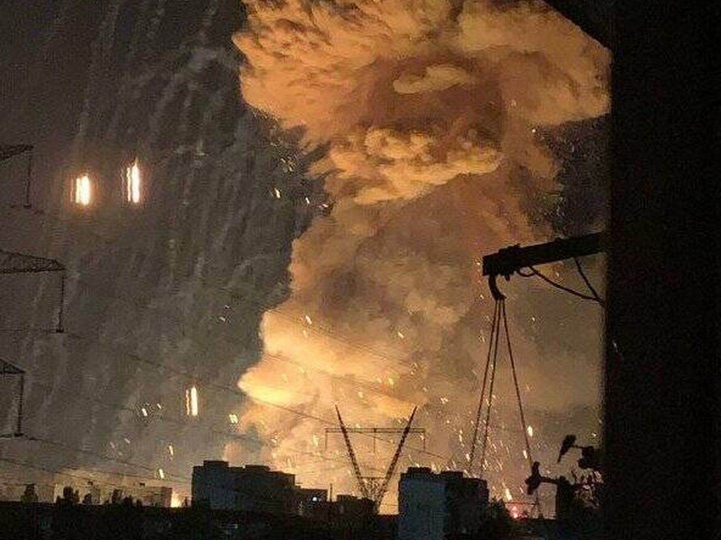 Espectacular explosión de un depósito de munición rusa en Kherson.