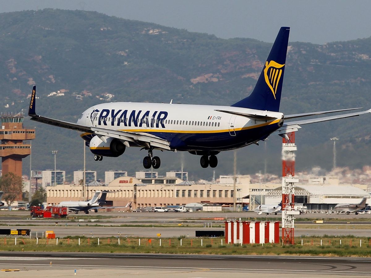 Foto: Avión de Ryanair aterrizando en el aeropuerto Josep Tarradellas Barcelona-El Prat. (EFE)