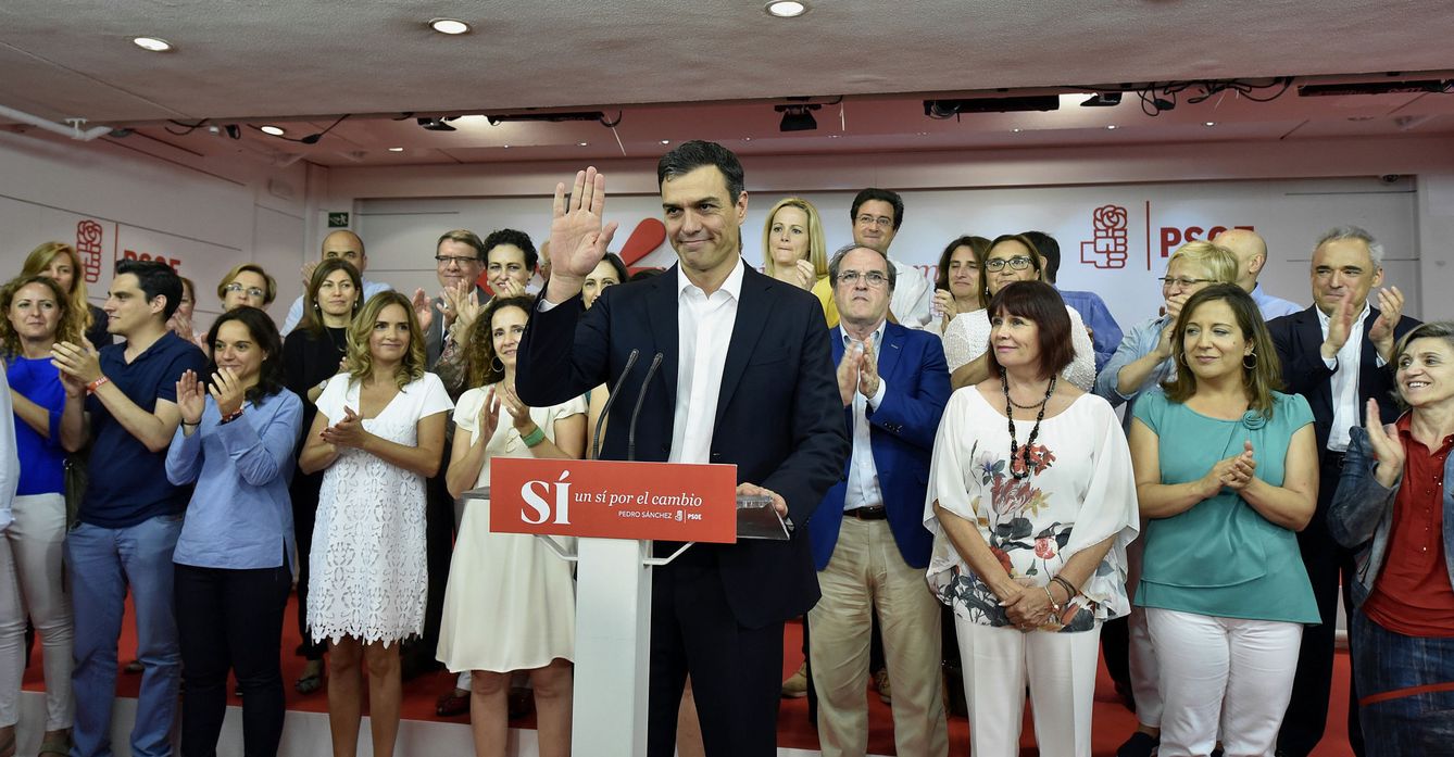 Foto: Pedro Sánchez, reunido de miembros de su ejecutiva y dirigentes, durante su comparecencia para analizar los resultados del 26-J en Ferraz. (EFE)