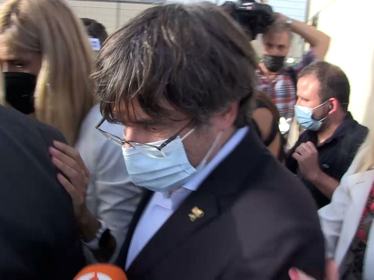 Foto: El 'expresident' Carles Puigdemont a la salida de la cárcel en Cerdeña. (Reuters) 