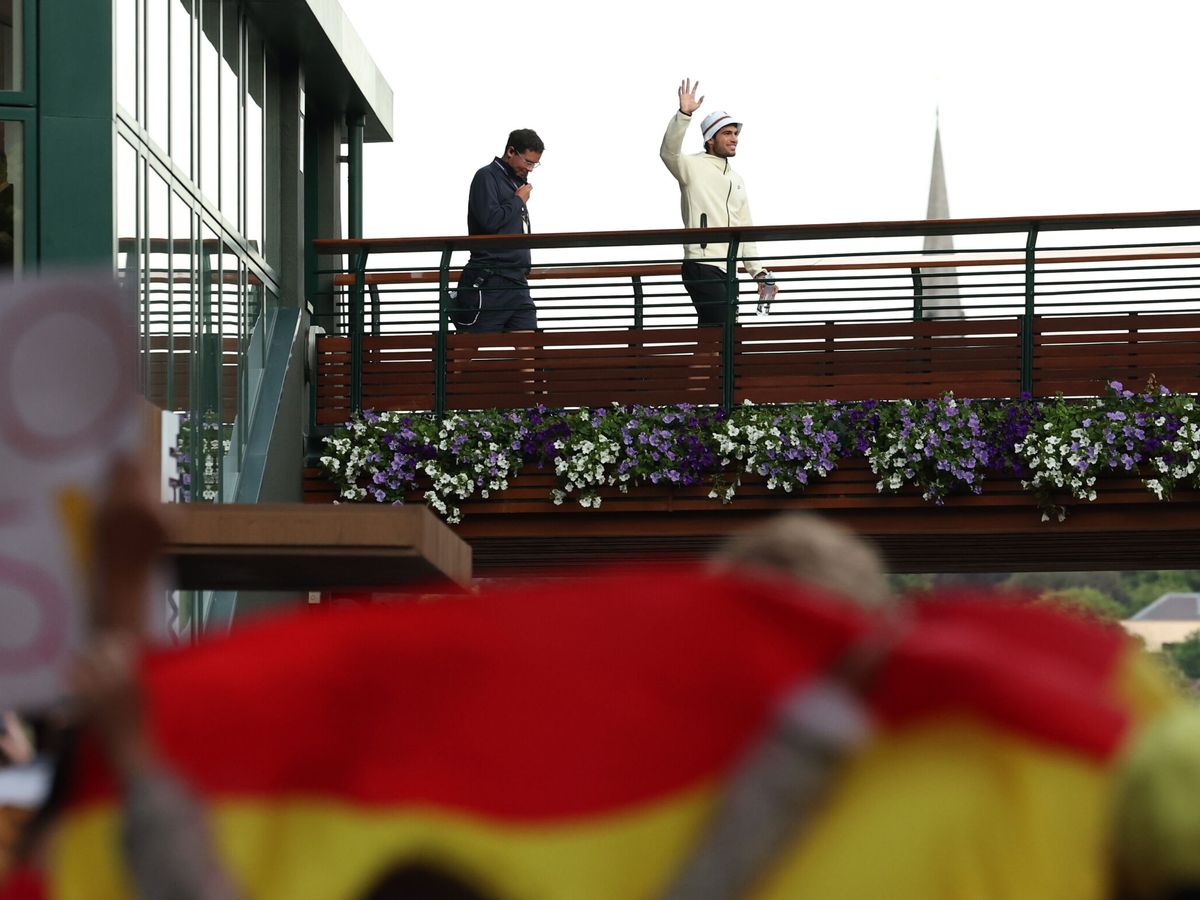Foto: Carlos Alcaraz tras ganar la final de Wimbledon. (EFE/Isabel Infantes)