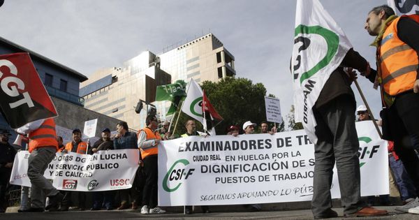 Foto: Imagen de archivo de examinadores de la DGT en huelga. (EFE) 