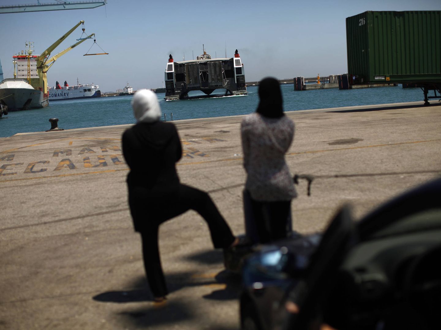 Dos mujeres marroquíes esperan la llegada de un ferry en Algeciras. (Reuters)