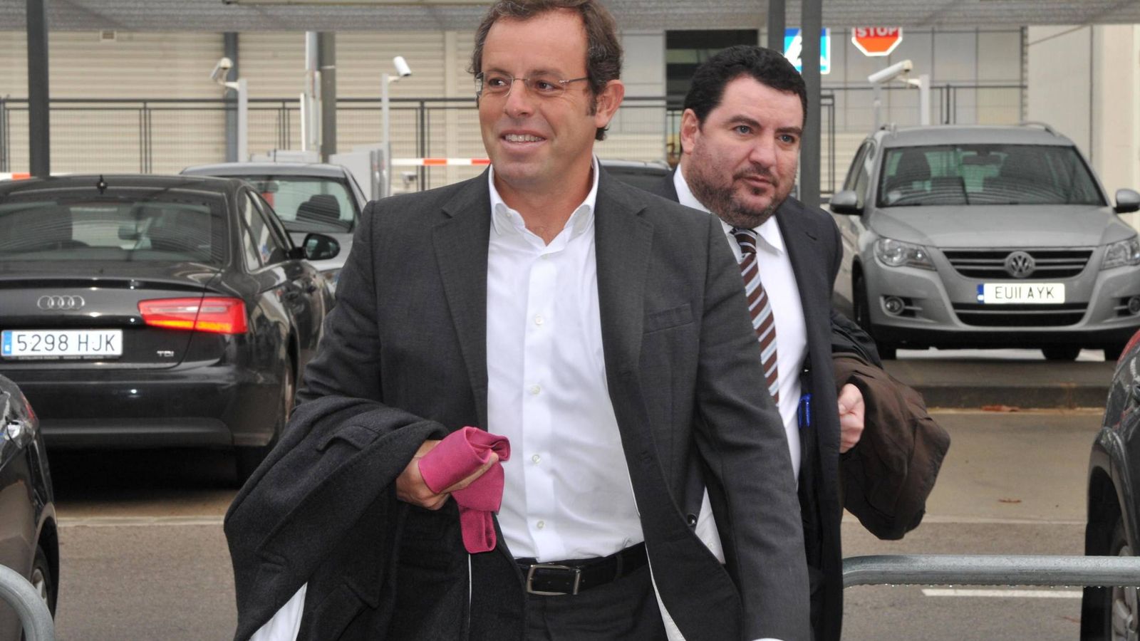Foto: El expresidente del FC Barcelona Sandro Rosell y el empleado del club Juanjo Castillo. (EP)