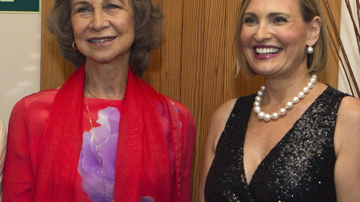 La reina Sofía, con Ainhoa Arteta en un recital benéfico en Mallorca. (EFE)