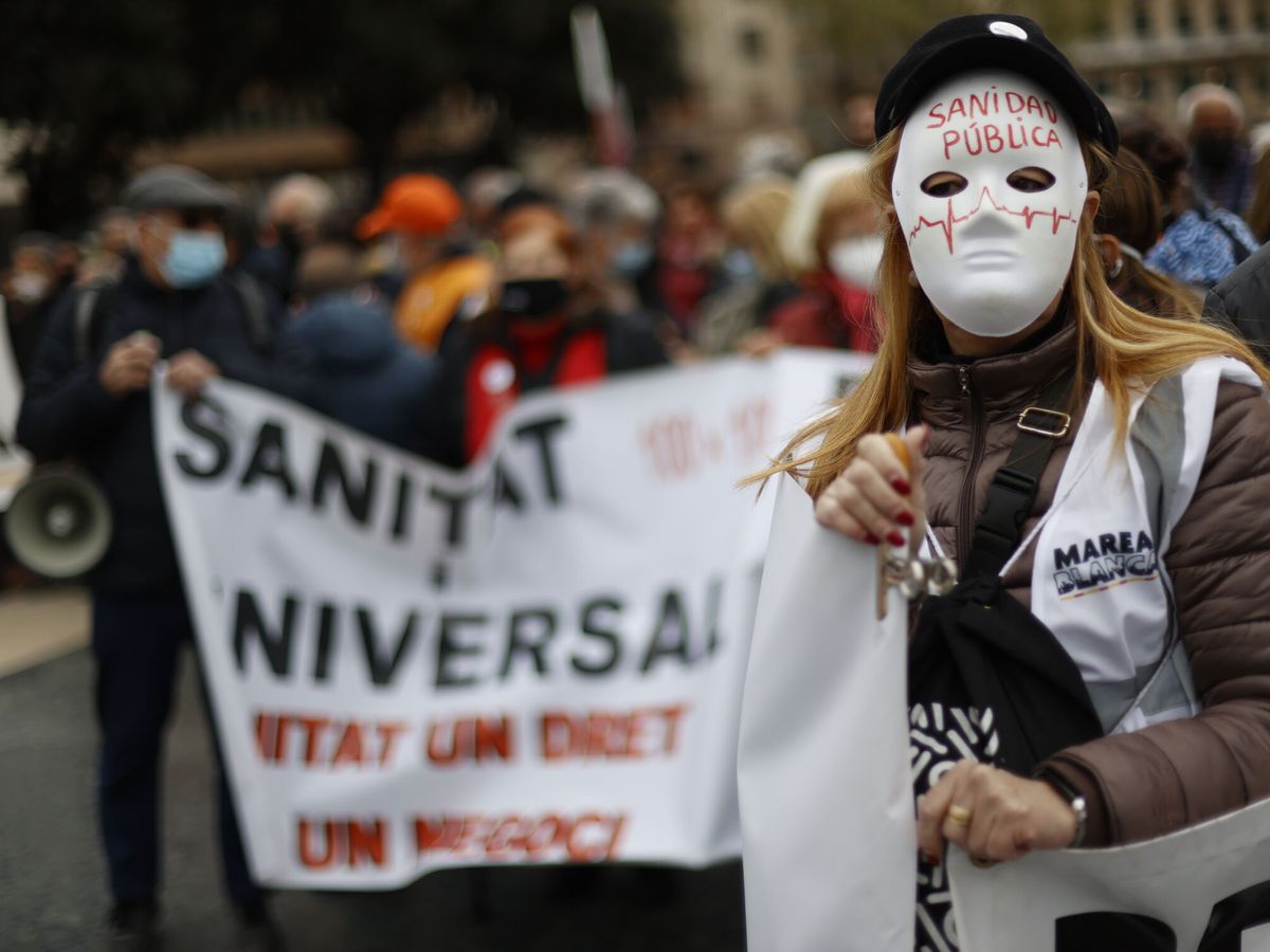 Foto: Manifestación en defensa de una mejora de la sanidad pública en Barcelona. (EFE/Toni Albir)