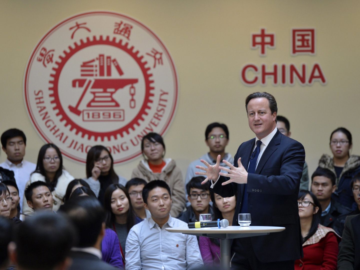 David Cameron, en la Universidad de Jiao Tong, donde se cocina el 'ranking'. (Reuters/China Daily)
