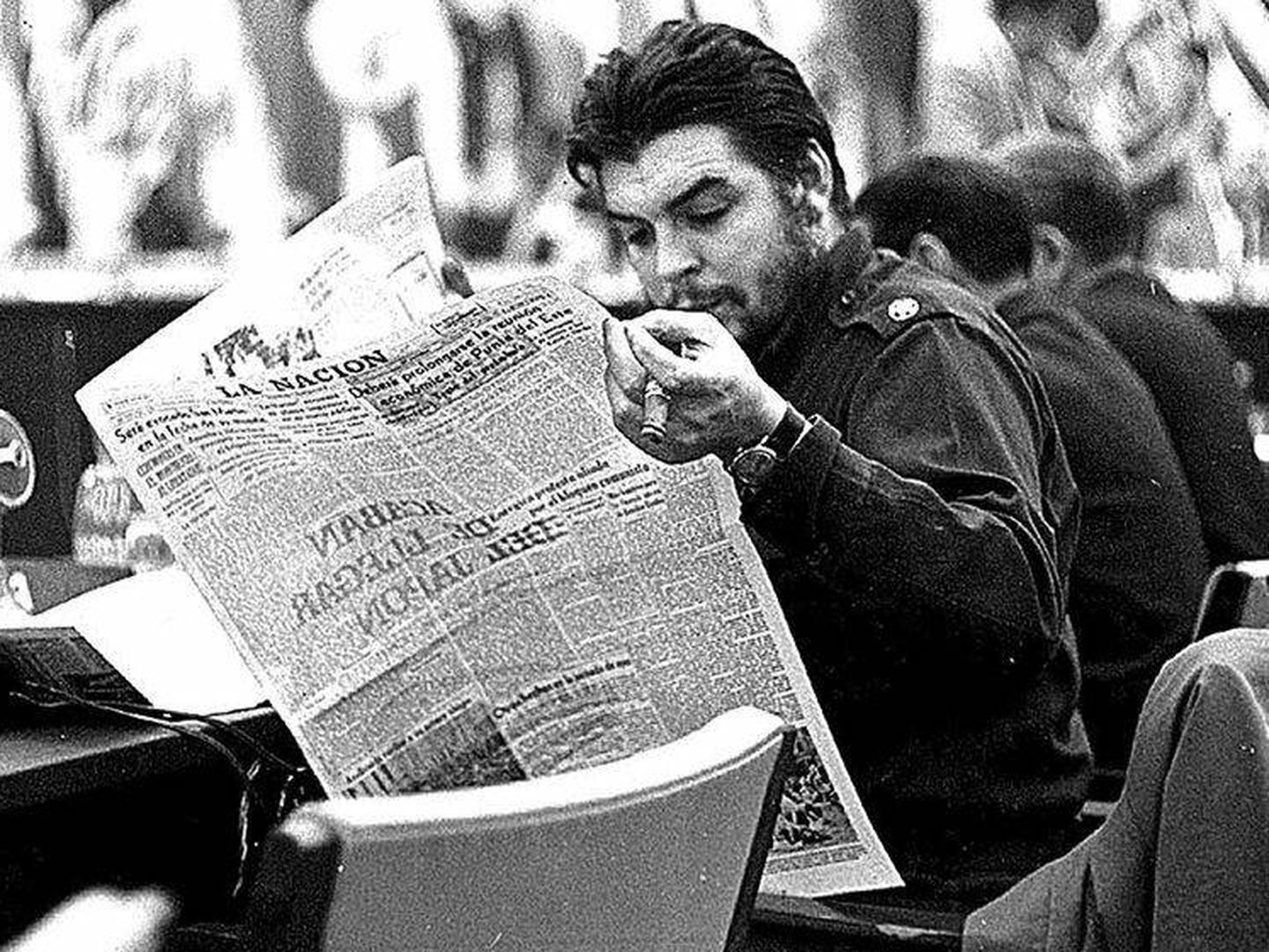 El 'Che' Guevara, leyendo el diario argentino 'La Nación'