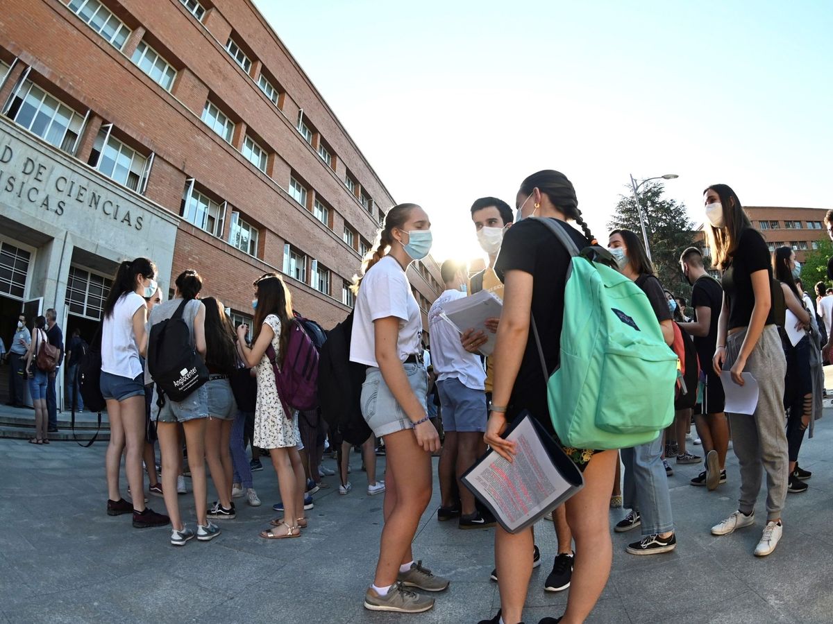 Foto: Varios estudiantes, frente a la Facultad de Físicas de la Complutense, en Madrid. (EFE)