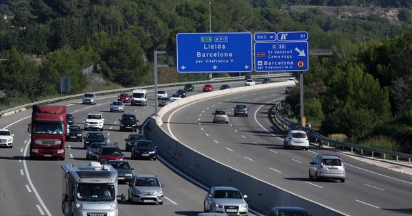 Foto: Tráfico en la AP-7 a su paso por la localidad de Roda de la Berà (Tarragona). (EFE)