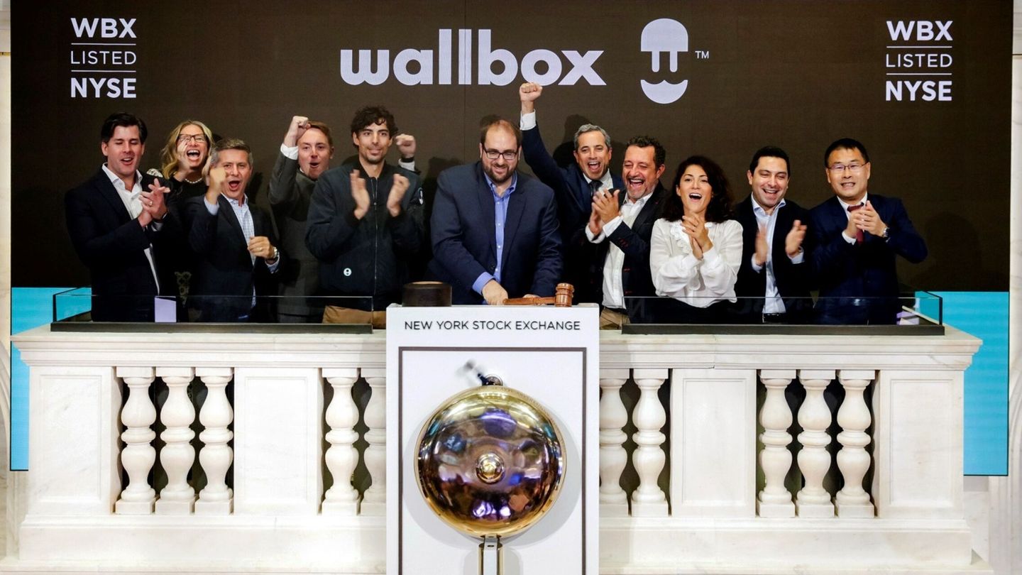 Los fundadores de Wallbox durante su estreno en la Bolsa de Nueva York. (EFE)