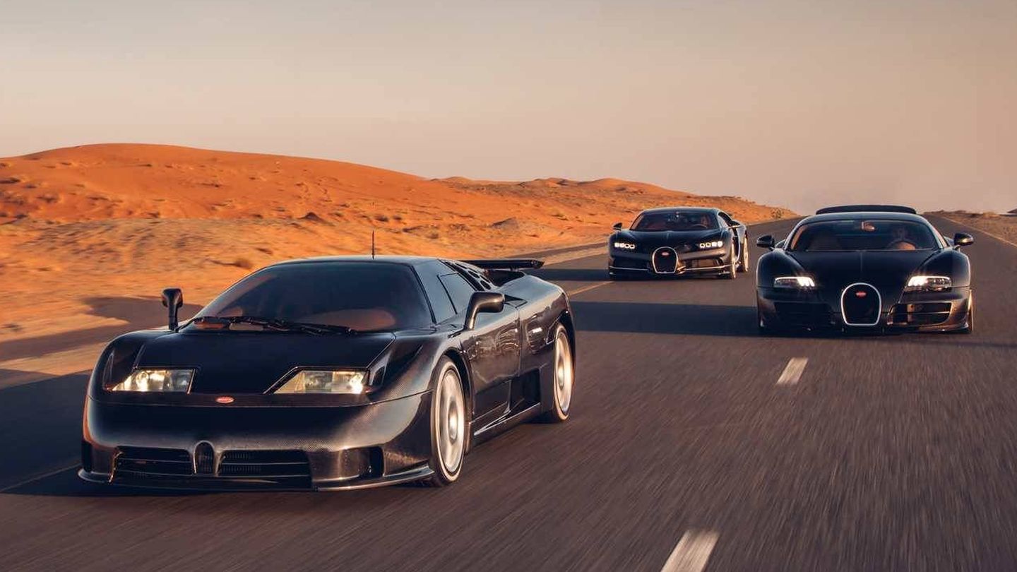 Los tres pilares de la nueva Bugatti, el EB100 delante y detrás los Veyron y Chiron. 
