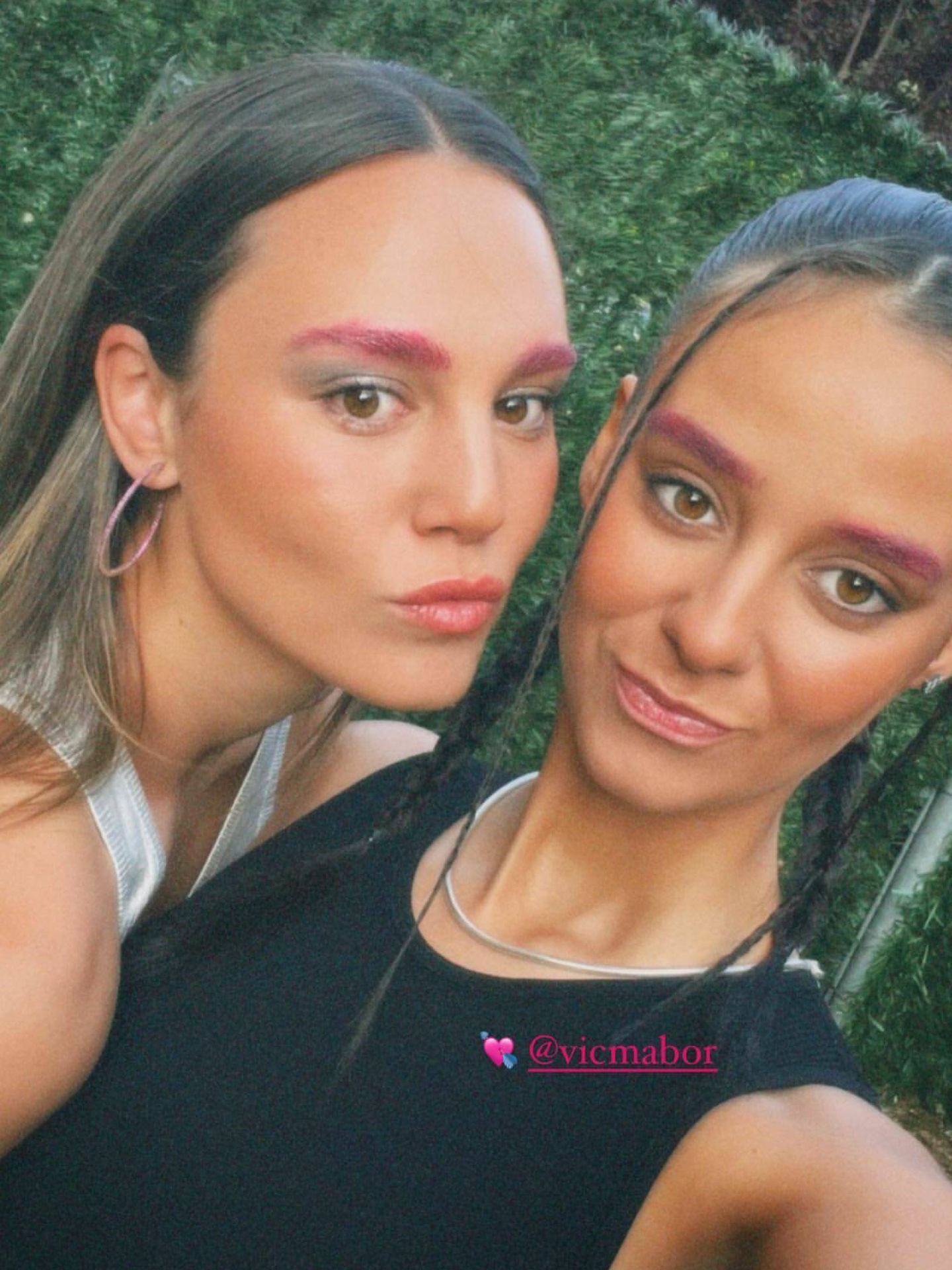 Victoria Federica, junto a su inseparable Rochi, ambas con las cejas rosa fucsia. (Instagram/@vicmabor)