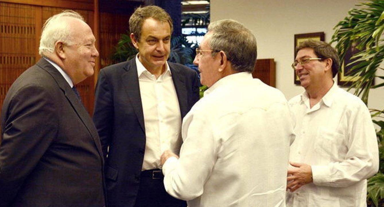 Zapatero y Moratinos, recibidos por Raúl Castro en La Habana en febrero de 2015. (EFE)