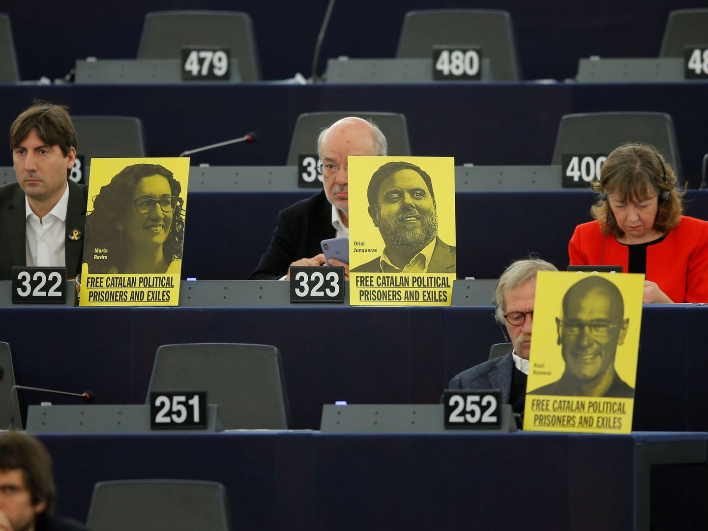 Eurodiputados de Los Verdes protestan contra el encarcelamiento de los políticos catalanes. (Reuters)