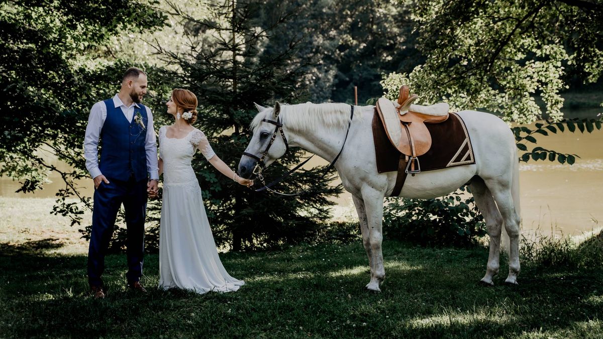 En coche, en bici, a caballo... 4 originales formas de llegar a tu boda