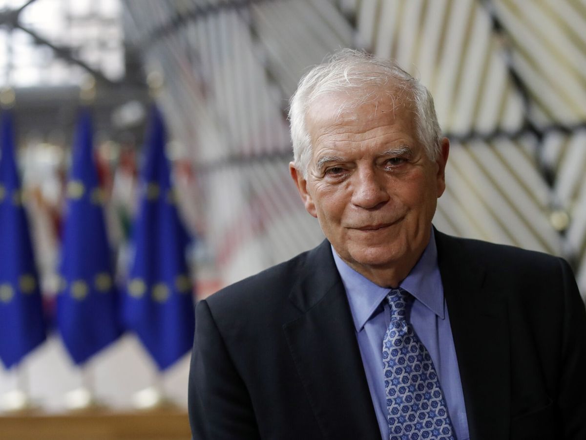 Foto: Josep Borrell a su entrada al encuentro europeo. (EFE/Olivier Hoslet)
