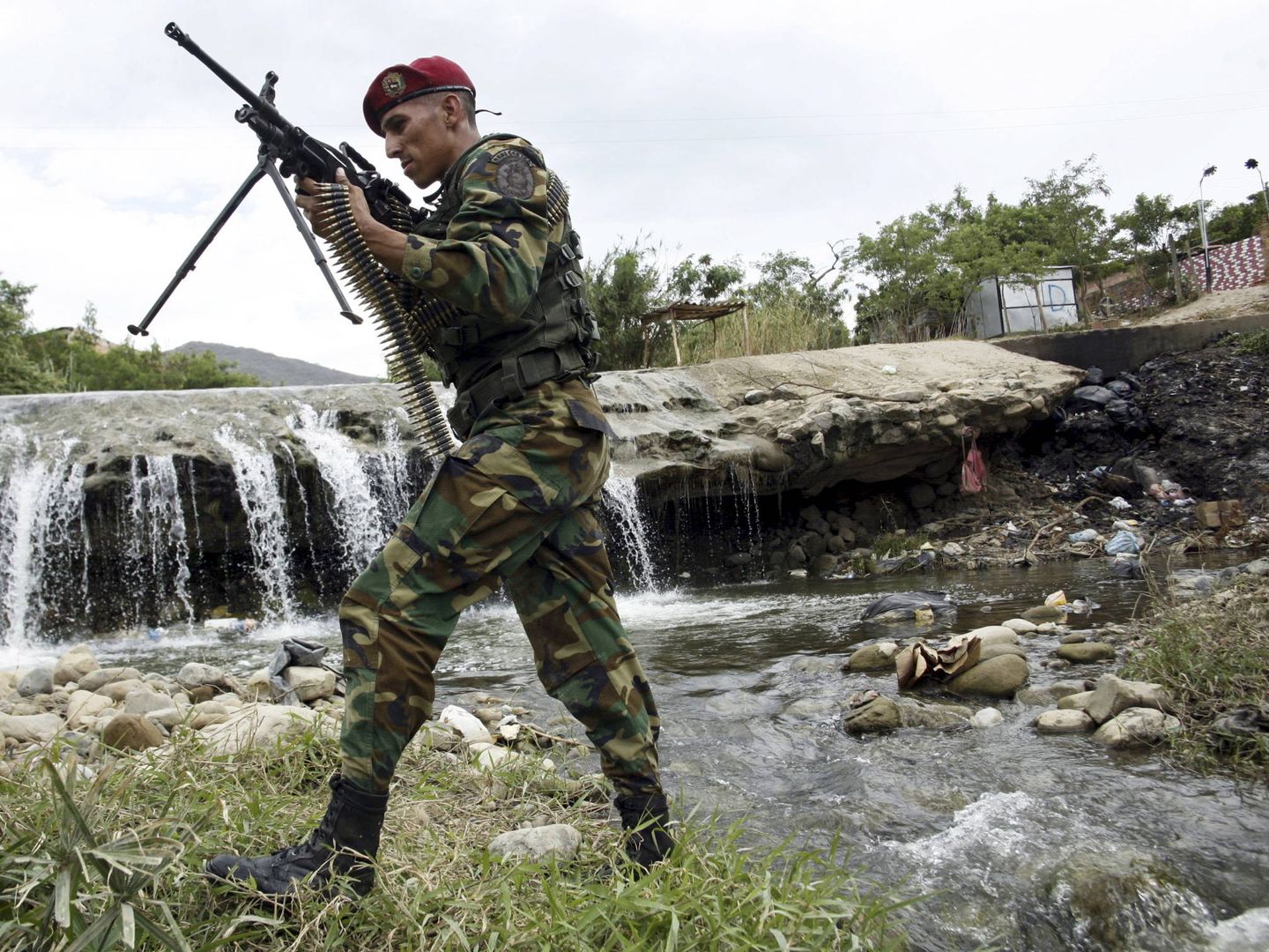 Un soldado venezolano patrulla San Antonio de Táchira, cerca de la frontera colombiana. (Reuters)