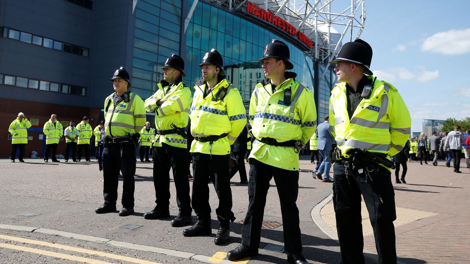 Foto: Policía de Mánchester en la puerta de Old Trafford (Reuters)