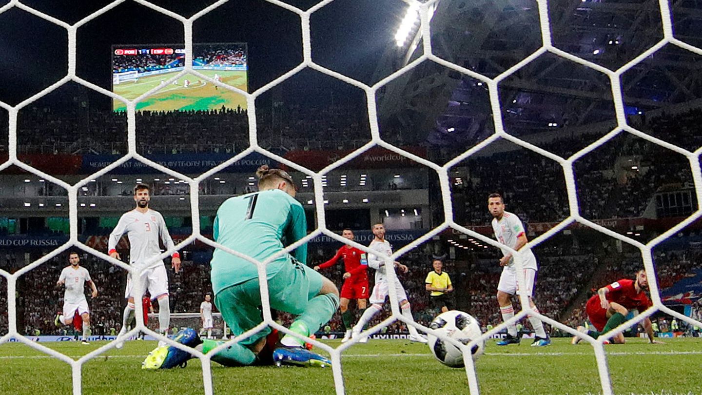 David de Gea se tragó el disparo de Cristiano Ronaldo en el segundo gol portugués. (Reuters)