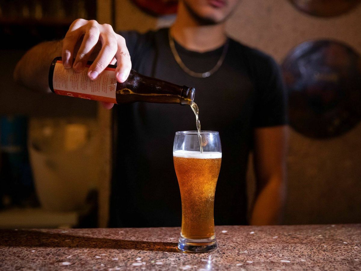 Foto: Un camarero sirve una cerveza. (EFE/Rayner Peña)