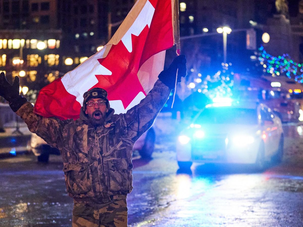 Foto: Un manifestante frente al Parlamento en Ottawa. (EFE/Andre Pichette)