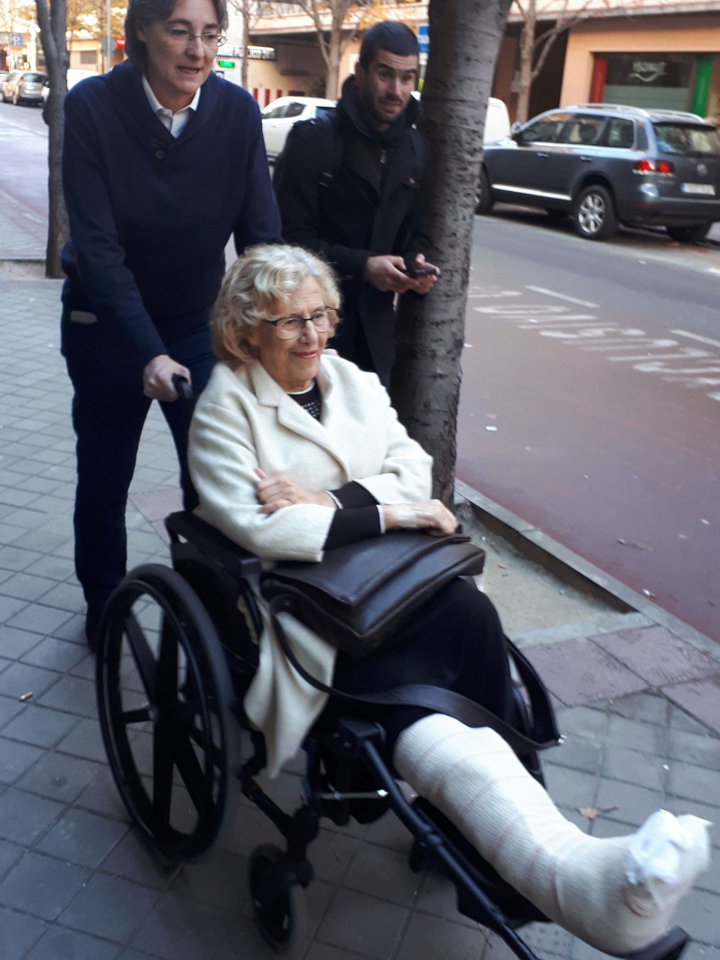 La alcaldesa sale del hospital en silla de ruedas junto a Marta Higueras. (EFE)