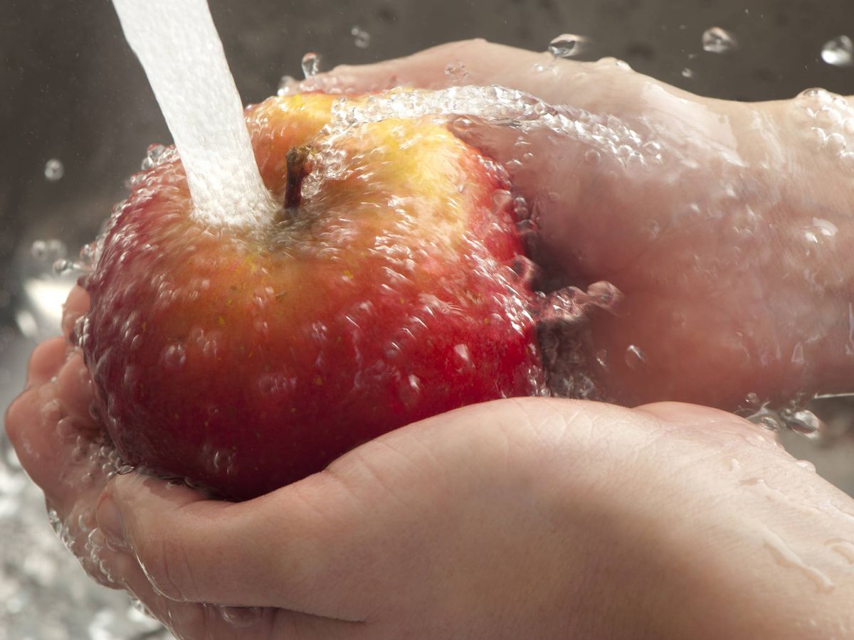 Foto: Chorro fuerte para lavar la fruta. (iStock)