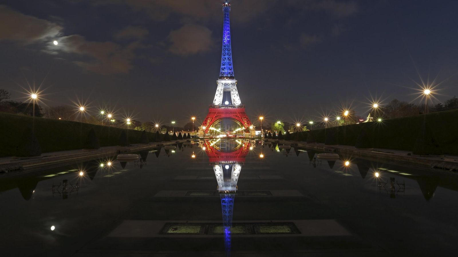 Foto: La Torre Eiffel, con los colores de la bandera francesa (Reuters)