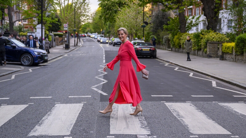 Foto de Sophie de Edimburgo recrea esta icónica foto con su vestido más sexy hasta la fecha