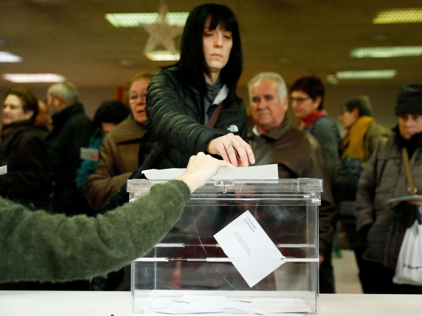Una muer deposita su voto. (Reuters)
