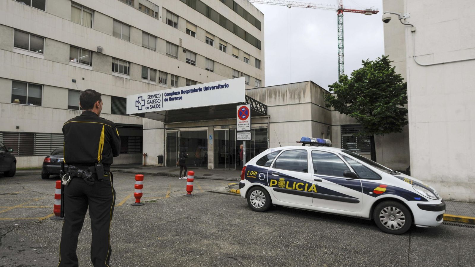 Foto: Un coche de policía ante el Complexo Hospitalario Universitario de Ourense. (EFE)