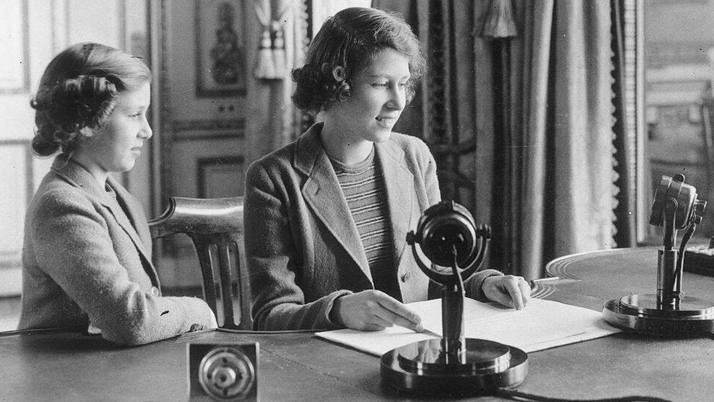 La princesa Isabel hace su primera transmisión, acompañada por su hermana Margarita, el 12 de octubre de 1940 en Londres. (Getty)