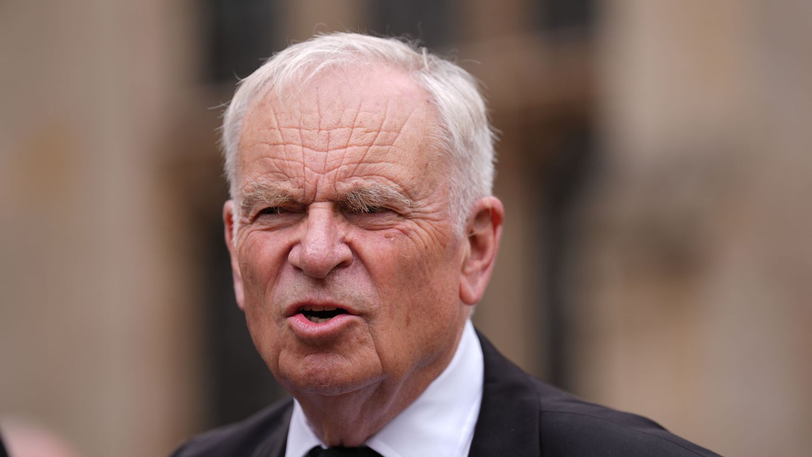 Muere el escritor superventas y expolítico británico Jeffrey Archer a los 86 años