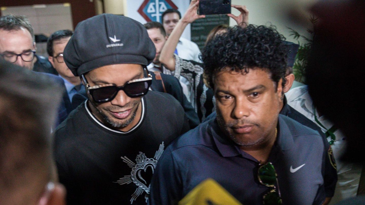 El exjugador de fútbol brasileño Ronaldinho Gaúcho (i) y su hermano, el empresario Roberto de Assis Moreira (EFE)