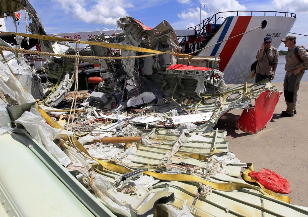 Foto: Dos investigadores revisan los restos del avión de AirAsia QZ8501 durante la misión de recuperación de los restos en Panglima Utar Kumai en Borneo, Indonesia (EFE)