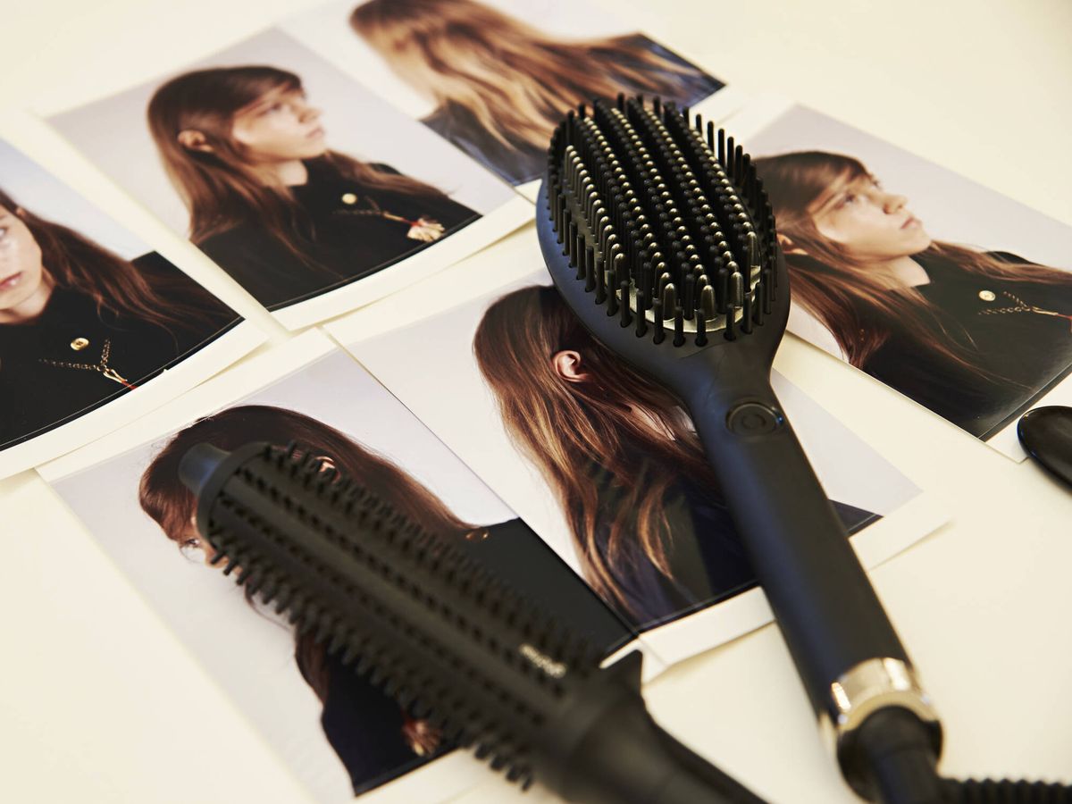 Foto: Los cepillos con iones ayudan a peinar el cabello eliminando el encrespamiento. (Imaxtree)