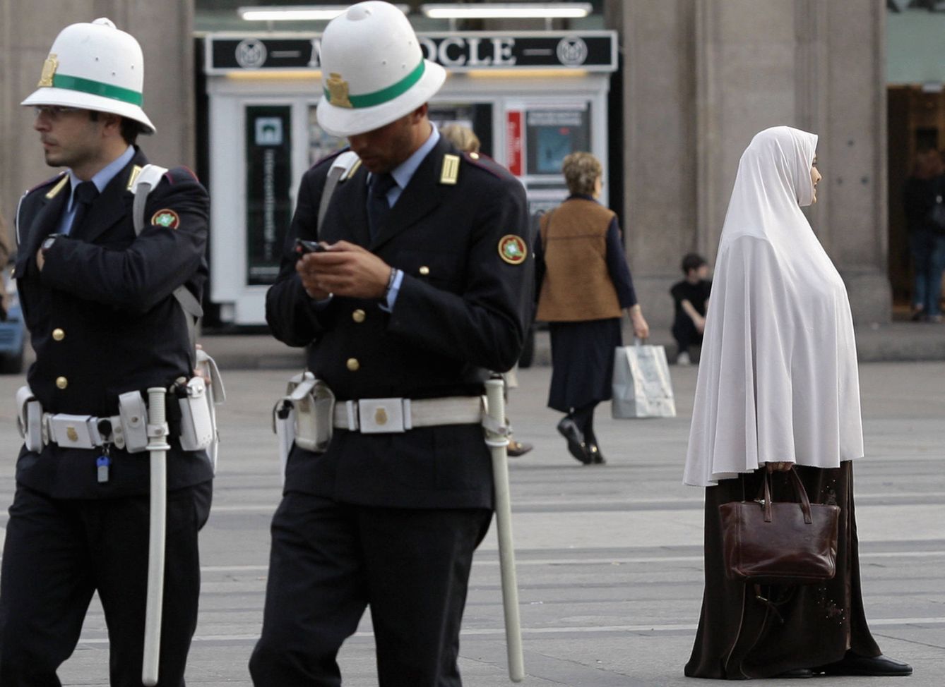 Una mujer musulmana camina por el centro de Milán (Reuters)