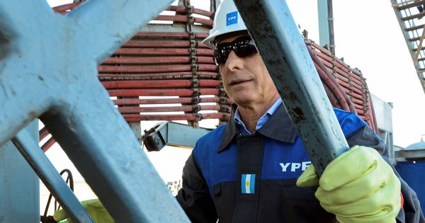 Foto: El presidente argentino, Mauricio Macri, en unas instalaciones de YPF. (Reuters)