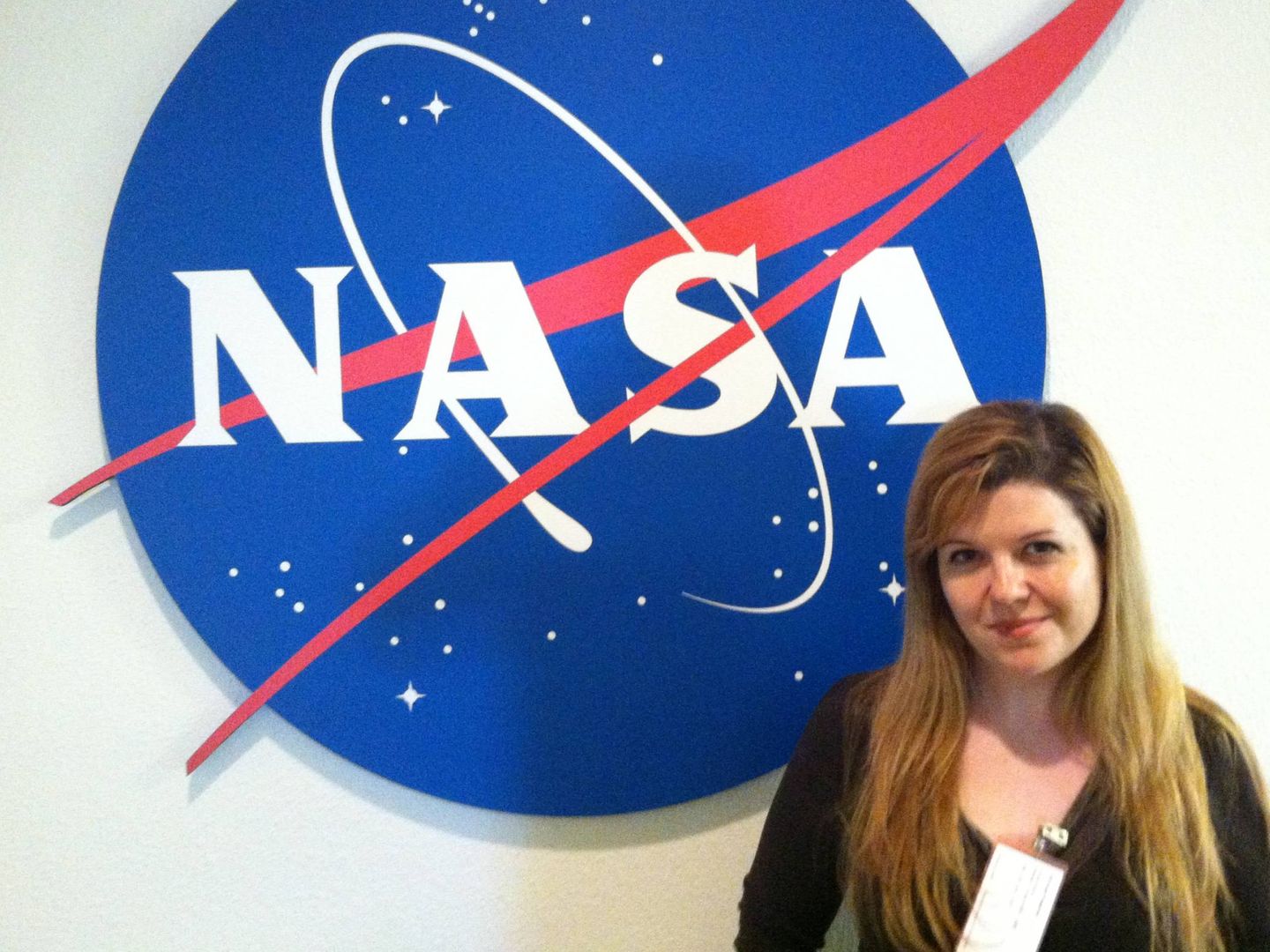 Vanesa Gómez-González, posando en el Centro de Investigación Ames de la NASA, en Silicon Valley, California.