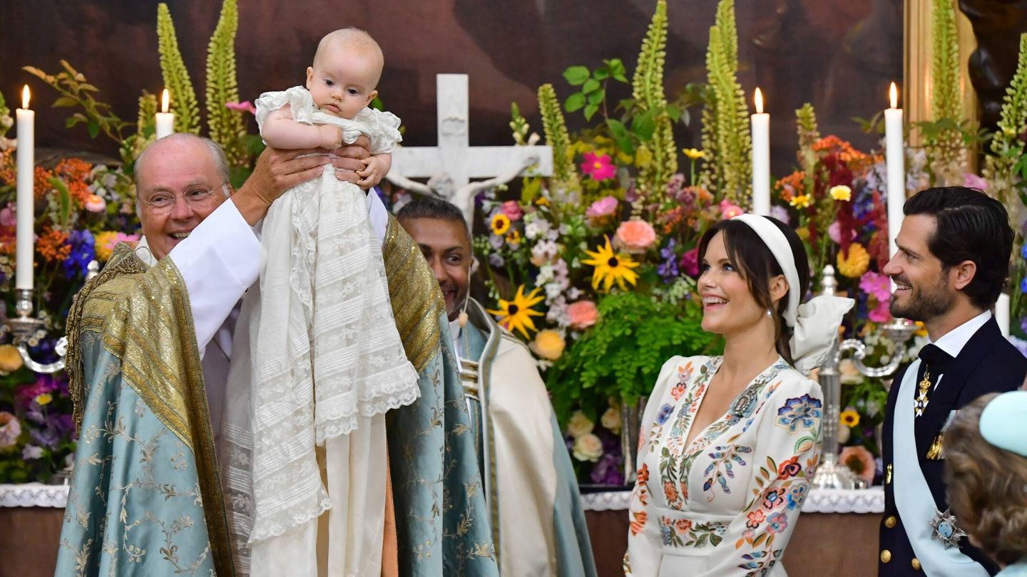 Una imagen del bautizo del pequeño Julián de Suecia, bajo la atenta mirada de sus padres.(CP)